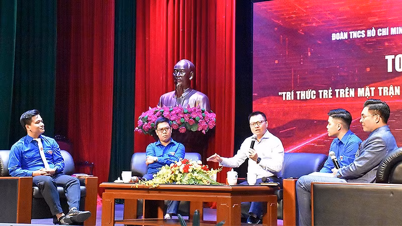 Товарищ Ле Куок Минь выступает с речью на беседе.