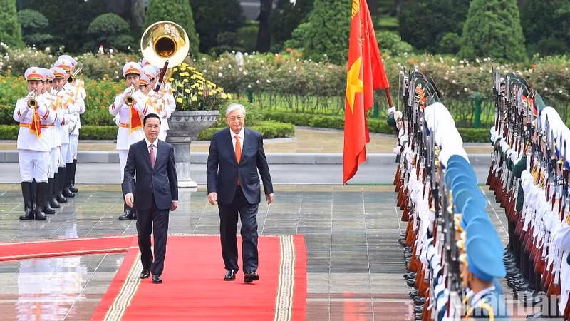 Президент Во Ван Тхыонг и Президент Казахстана Касым-Жомарт Токаев обходят строй почетного караула. Фото: Тхюи Нгуен