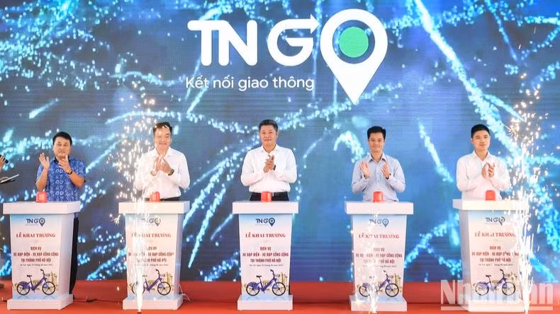Делегаты нажимают кнопки в знак запуска общественной электровелосипедной и велосипедной услуги в Ханое. Фото: Тхань Дат