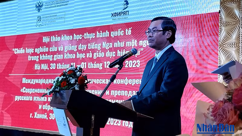 Заместитель министра образования и подготовки кадров Вьетнама Нгуен Ван Фук выступает с речью. Фото: Лам Нгуен