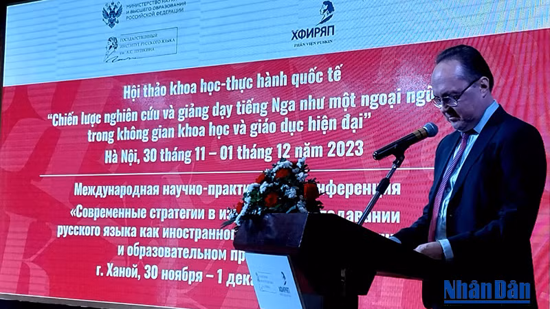 Посол РФ во Вьетнаме Геннадий Бездетко выступает с речью. Фото: Лам Нгуен