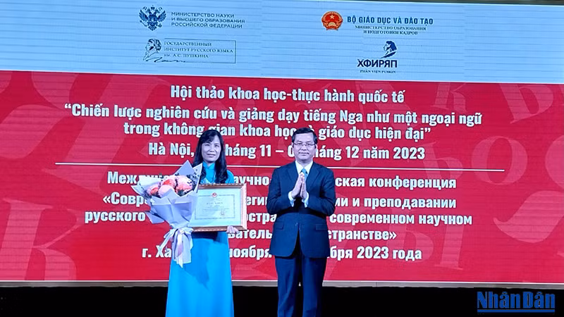 Замминистра образования и подготовки кадров Нгуен Ван Фук вручает похвальную грамоту директору ХФИРЯП Нгуен Тхи Тху Дат. Фото: Лам Нгуен