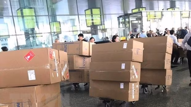 Партия фильтров воды PAUL прибыла в международный аэропорт Нойбай 8 ноября. Фото: ВИА