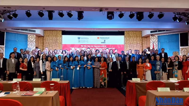 Участники мероприятия фотографируются на память. Фото: Лам Нгуен