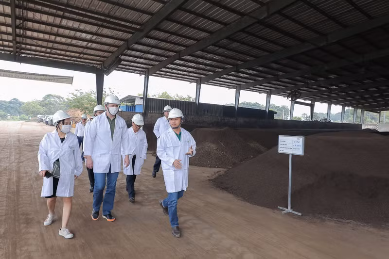 Делегация посещает завод по переработке микробиологического удобрения TH.