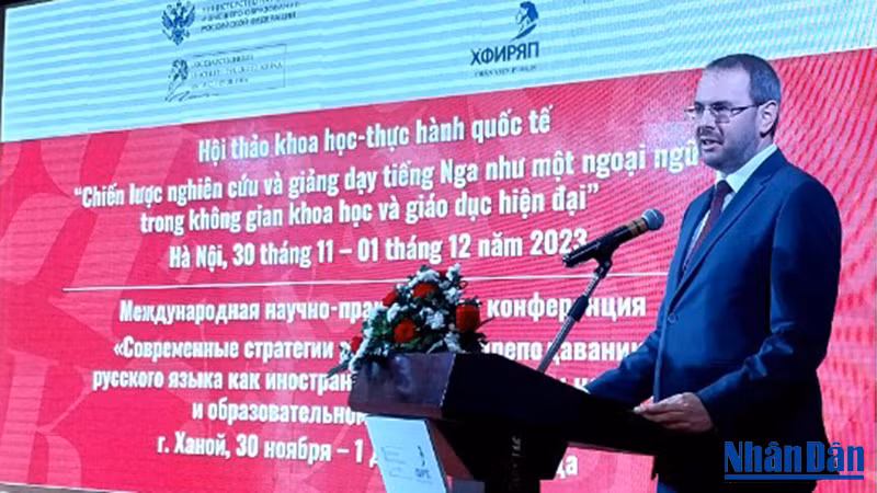 Заместитель министра науки и высшего образования РФ Константин Могилевский выступает с речью. Фото: Лам Нгуен