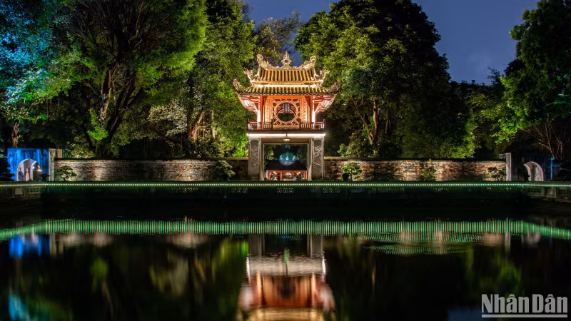 С 1 ноября официально открывается программа посещения Храма литературы «Ванмиеу – Куоктыжам» в ночное время, обслуживающая отечественных и иностранных туристов. С 1 ноября официально открывается программа посещения Храма литературы «Ванмиеу – Куоктыжам» в ночное время, обслуживающая отечественных и иностранных туристов.