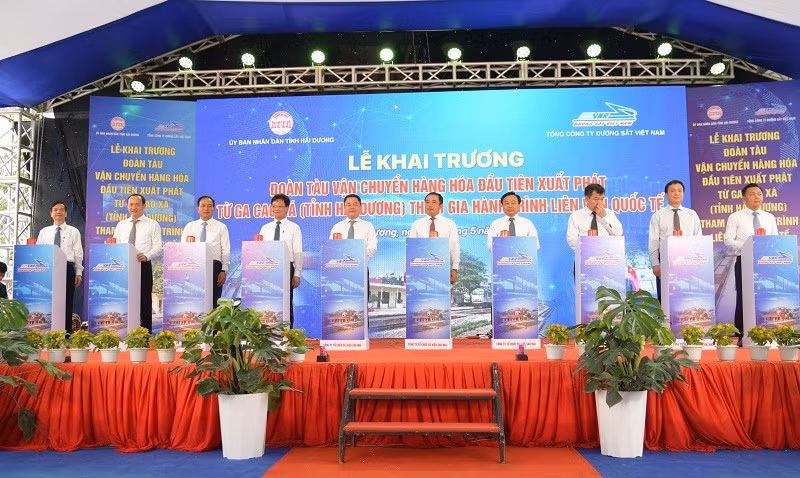 Делегаты нажимают кнопки в знак запуска международного интермодального поезда со станции Каоса. Фото: Куок Винь – Минь Чанг