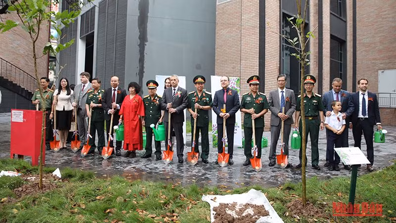 Делегаты участвуют в посадке мемориальных деревьев во Вьетнамской молодежной академии.