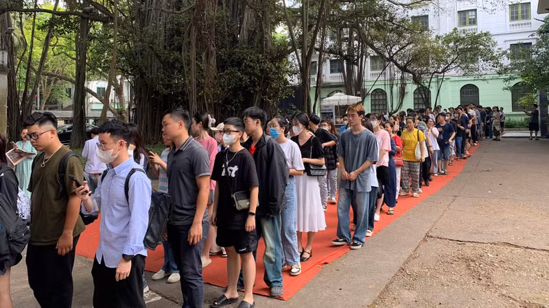 В последний день выставки посетители все еще терпелило выстраиваются в очередь, чтобы получить получить к специальному выпуску газеты от 7 мая.