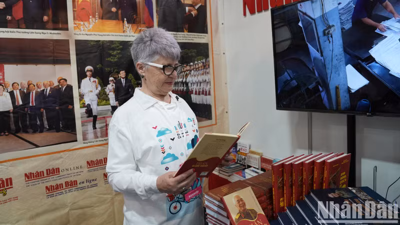 Многие посетители с интересом смотрят документы и слушают о Победе в битве под Дьенбьенфу, также о генерале армии Во Нгуен Зяпе.
