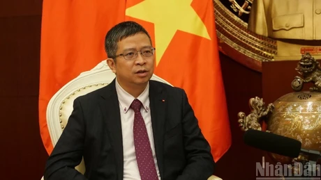 Посол Фам Тхань Бинь дает интервью прессе.