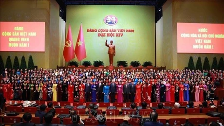 Руководители Партии и государства фотографируются на память с женщинами-делегатами XIV съезда КПВ. (Фото: ВИА)