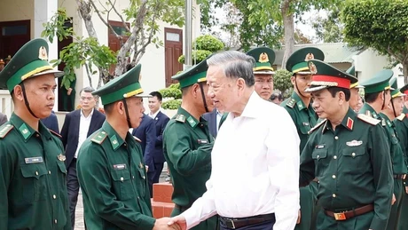 Генсекретарь То Лам, секретарь Центральной военной комиссии, посетил и поздравил с Тэтом офицеров и солдат пограничных войск Эа-х’лео, провинция Даклак. (Фото: ВИА)