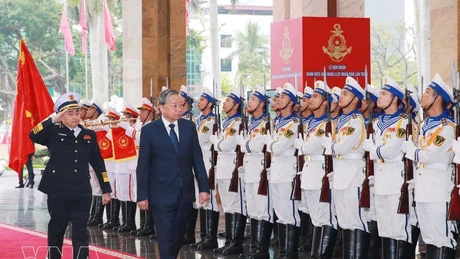 Генеральный секретарь То Лам принимает парад Почётного караула Военно-морских сил на церемонии встречи. (Фото: ВИА)