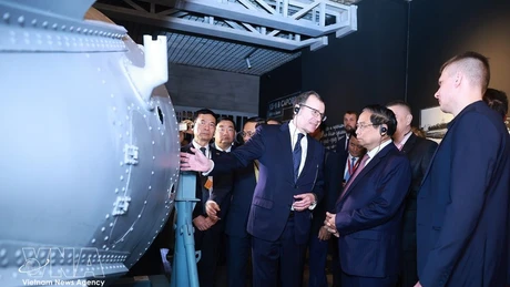 Премьер-министр Фам Минь Тьинь осматривает ядерную выставку в Москве. (Фото: ВИА)