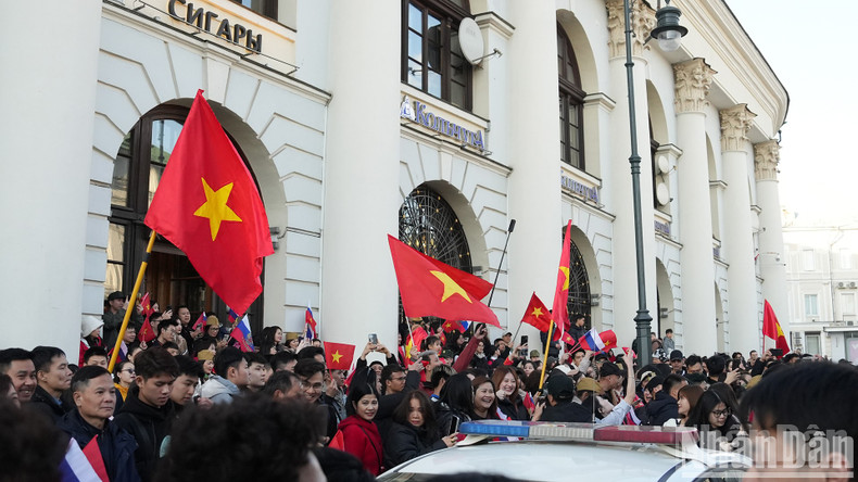 Вьетнамцы окружили солдат, громко исполнив песню «Будто с нами Дядя Хо в радостный день великой победы».