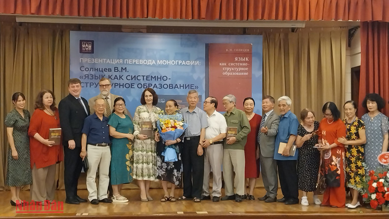 Г-жа Тует Минь фотографируется с гостями. Фото: Т. Лам