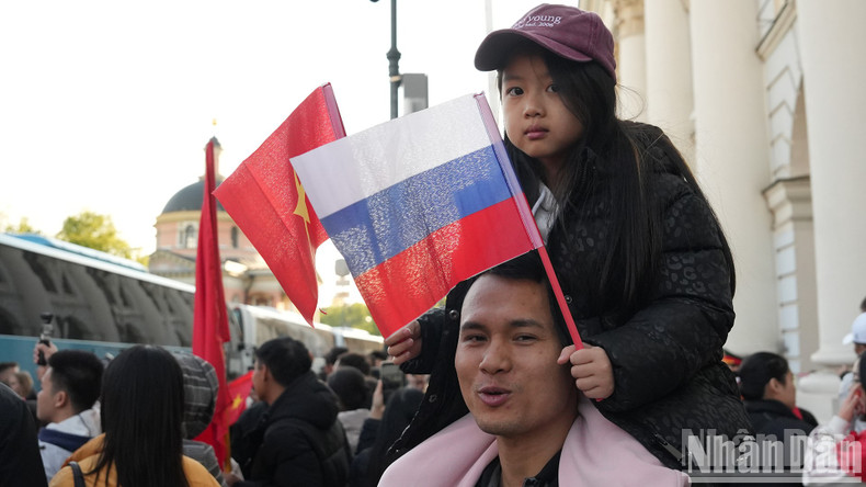 Помимо взрослых, многие маленькие дети тоже были приведены родителями, чтобы подбодрить военнослужащих.
