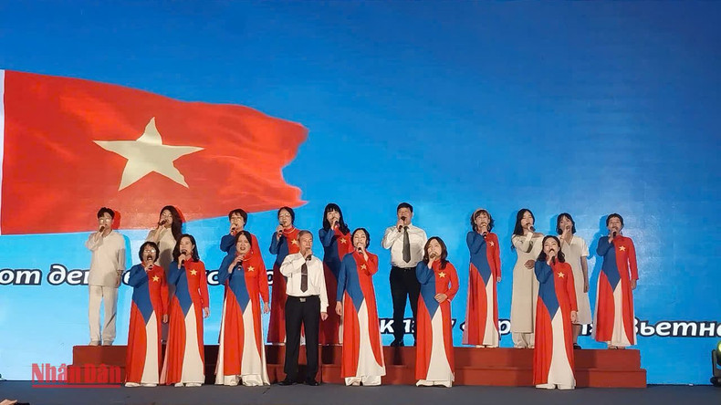 Вьетнамская песня с русским переводом в исполнении г-на Ле Дык Мана, выпускников и студентов Факультета русского языка. Вьетнамская песня с русским переводом в исполнении г-на Ле Дык Мана, выпускников и студентов Факультета русского языка.