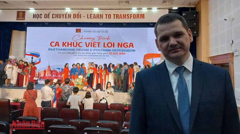 Первый секретарь Посольства России во Вьетнаме Максим Курилов. Первый секретарь Посольства России во Вьетнаме Максим Курилов.