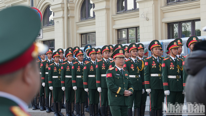 Делегация Народной армии Вьетнама отметила, что очень рада и воодушевлена тем, что министр обороны генерал армии Фан Ван Жанг отправил им письмо с похвалой, высоко оценив дух, усилия и решимость солдат в подготовке к предстоящему параду.