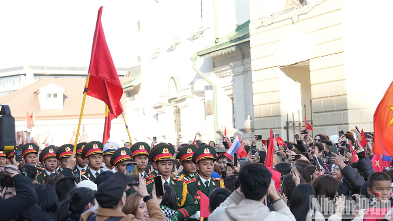 Многочисленные вьетнамцы, проживающие, работающие и обучающиеся в Москве, встретились с военнослужащими, выразили им поддержку, ободрение, оказали теплые и сердечные чувства.