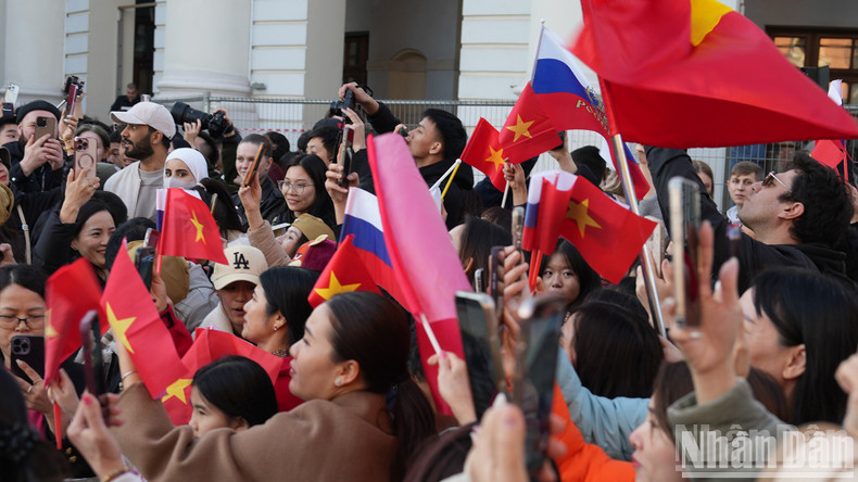 Многие вьетнамцы принесли свежие цветы, фотографии Дяди Хо, вьетнамский и российский флаги, создавая красивый и трогательный образ.