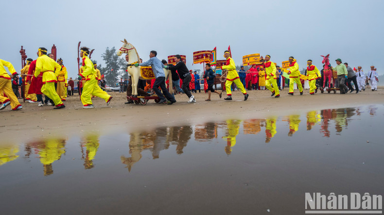 Жители деревни Камлам считают это своим «домашним делом», поэтому все с энтузиазмом участвуют в церемонии. Жители деревни Камлам считают это своим «домашним делом», поэтому все с энтузиазмом участвуют в церемонии.