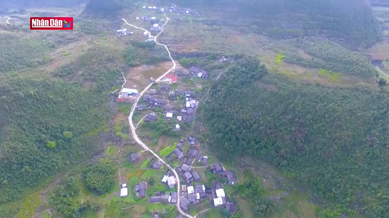 Деревня народности Лоло находится в Шангпаа провинции Хажанг. Деревня народности Лоло находится в Шангпаа провинции Хажанг.