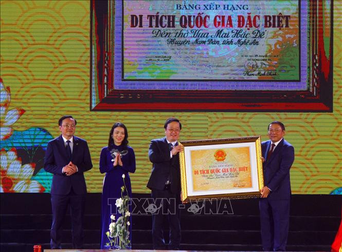 Министр культуры, спорта и туризма Нгуен Ван Хунг вручает Сертификат о признании храма короля Май Хак Дэ памятником особого государственного значения. Фото: ВИА Министр культуры, спорта и туризма Нгуен Ван Хунг вручает Сертификат о признании храма короля Май Хак Дэ памятником особого государственного значения. Фото: ВИА