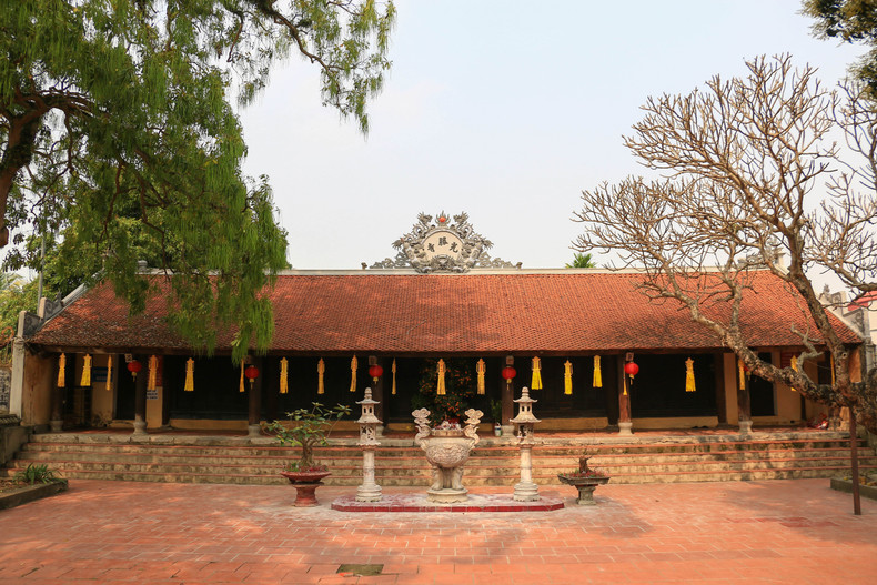 Общинный дом Тьуонг, пагода Тьуонг и базар Тьуонг представляют собой скопление смежных культурных памятников, признанных Министерством культуры и информации (ныне Министерство культуры, спорта и туризма) историческими памятниками государственного значения 16 марта 1985 года. Общинный дом Тьуонг, пагода Тьуонг и базар Тьуонг представляют собой скопление смежных культурных памятников, признанных Министерством культуры и информации (ныне Министерство культуры, спорта и туризма) историческими памятниками государственного значения 16 марта 1985 года.