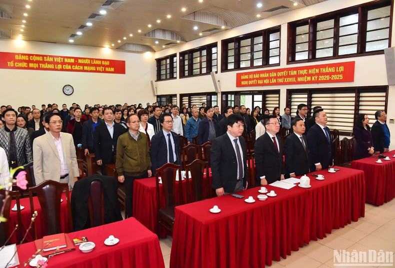 Участники выполняют ритуал приветствия флага. Фото: Тхюи Нгуен Участники выполняют ритуал приветствия флага. Фото: Тхюи Нгуен