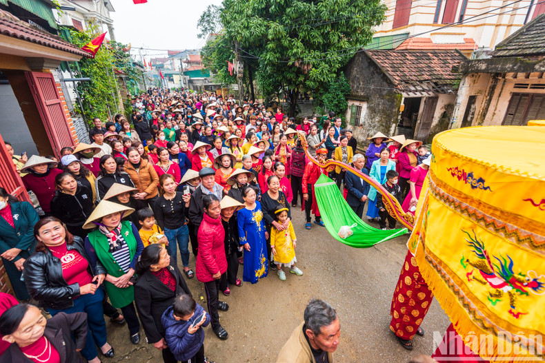 Благодаря продвижению роли сообщества местные жители успешно восстановили и сохранили традиционные ритуалы этого фестиваля. Благодаря продвижению роли сообщества местные жители успешно восстановили и сохранили традиционные ритуалы этого фестиваля.