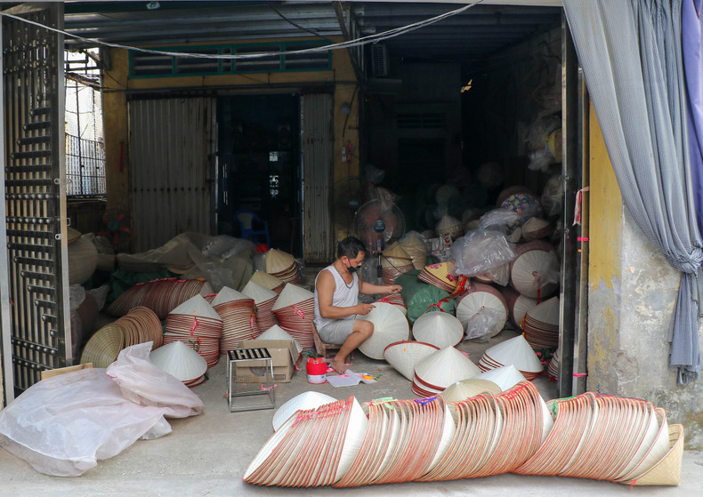 Здесь ежегодно изготавливаются десятки тысяч конических шляп, которые вместе с посетителями распространяются в разные районы страны, что способствует украшению образа вьетнамских женщин и обогащению культурного достояния нации. Здесь ежегодно изготавливаются десятки тысяч конических шляп, которые вместе с посетителями распространяются в разные районы страны, что способствует украшению образа вьетнамских женщин и обогащению культурного достояния нации.