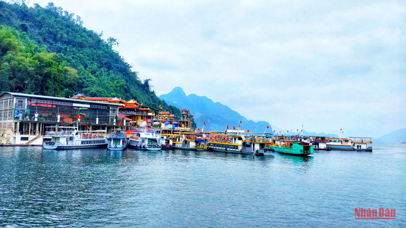 Храм Тьуа Тхакбо расположен в величественном месте, гармоничном с природой. Фото: Лам Нгуен Храм Тьуа Тхакбо расположен в величественном месте, гармоничном с природой. Фото: Лам Нгуен