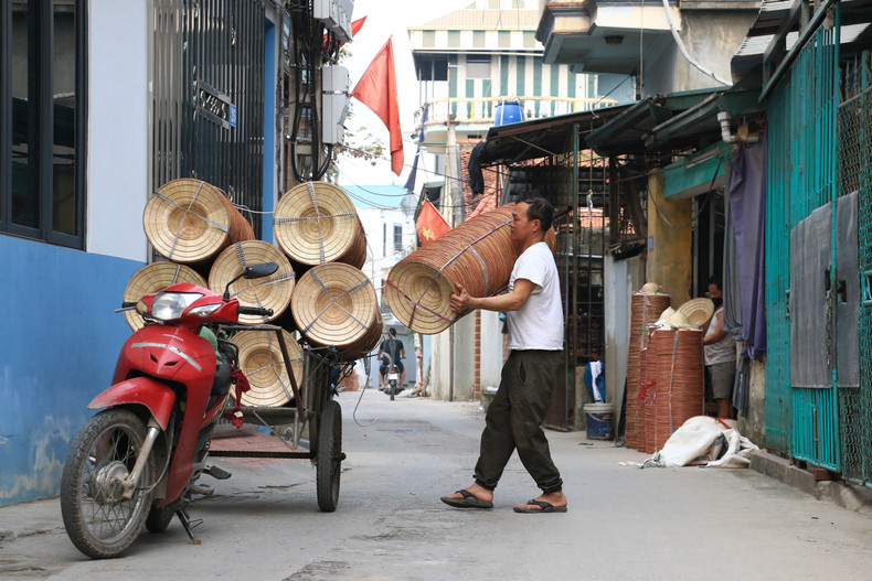 Большинство жителей деревни давно занимаются изготовлением шляп. Для них ремесло изготовления шляп – традиционная черта многих поколений семьи. Именно это традиционное ремесло культивировало в местных жителях культурную красоту ханойцев. Большинство жителей деревни давно занимаются изготовлением шляп. Для них ремесло изготовления шляп – традиционная черта многих поколений семьи. Именно это традиционное ремесло культивировало в местных жителях культурную красоту ханойцев.