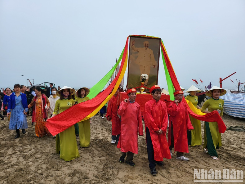 Согласно местным обычаям, в первое полнолуние в новом лунном году ритуальный комитет деревни Камлам проводит церемонию молитвы о рыбе с надеждой на благоприятную погоду и удачный улов. Согласно местным обычаям, в первое полнолуние в новом лунном году ритуальный комитет деревни Камлам проводит церемонию молитвы о рыбе с надеждой на благоприятную погоду и удачный улов.