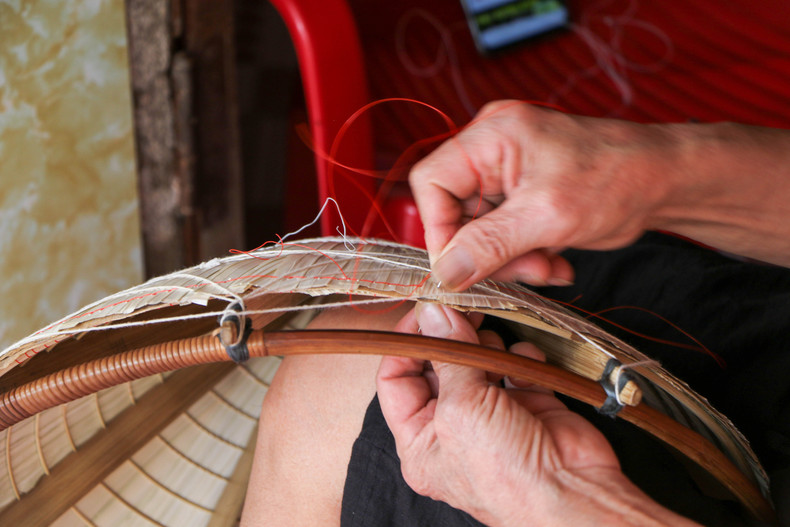 В дополнение к традиционным коническим шляпам ремесленники также изготавливают современные шелковые шляпы для привлечения клиентов. В дополнение к традиционным коническим шляпам ремесленники также изготавливают современные шелковые шляпы для привлечения клиентов.