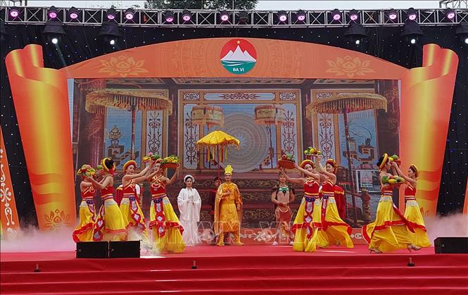 Церемония открытия фестиваля в честь Бога гор Тан Вьена. Фото: ВИА Церемония открытия фестиваля в честь Бога гор Тан Вьена. Фото: ВИА
