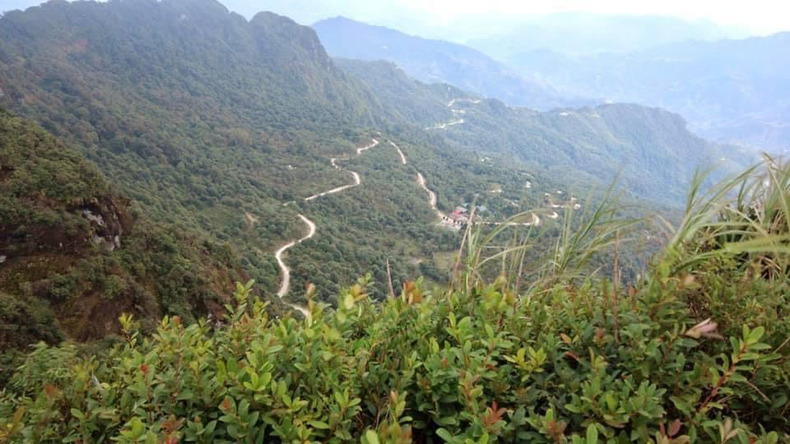 Дорога к вершине Тьиеулаутхи. Фото: tuyengiao.hagiang.gov.vn Дорога к вершине Тьиеулаутхи. Фото: tuyengiao.hagiang.gov.vn
