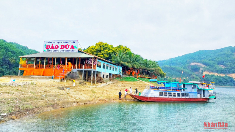 Остров Зыа является одним из самых красивых островов в районе озера Хоабинь. Фото: Лам Нгуен Остров Зыа является одним из самых красивых островов в районе озера Хоабинь. Фото: Лам Нгуен