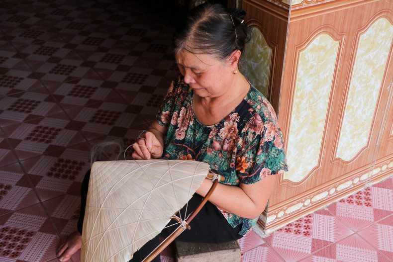 Ремесленник делает шляпу перед крыльцом. Ремесленник делает шляпу перед крыльцом.