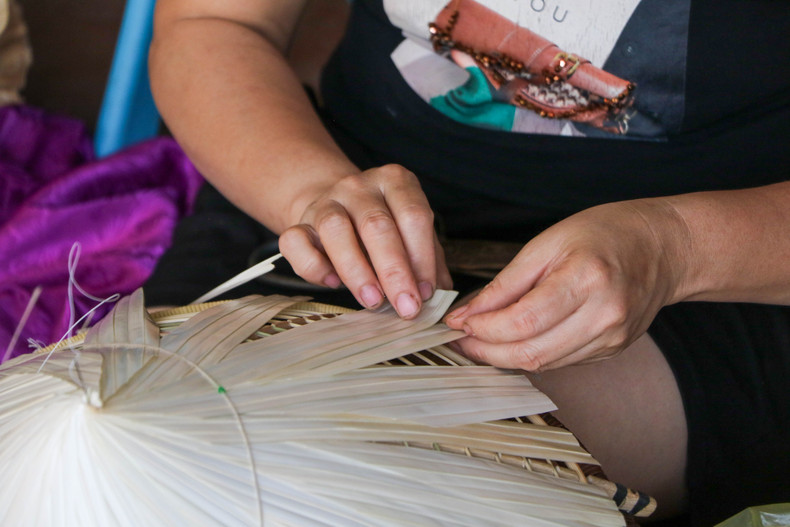 Умелыми руками ремесленник выполняет каждый этап для изготовления конической шляпы. Умелыми руками ремесленник выполняет каждый этап для изготовления конической шляпы.