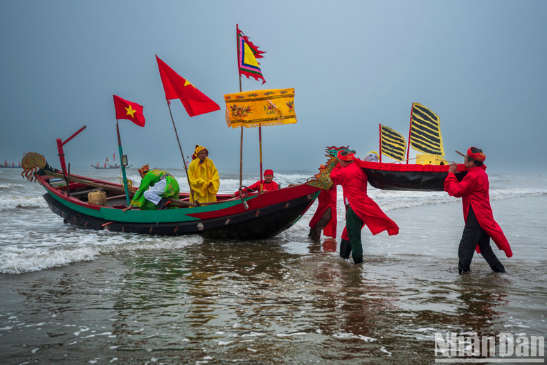 Шаман торжественно проводит процессию c синим китом. Шаман торжественно проводит процессию c синим китом.