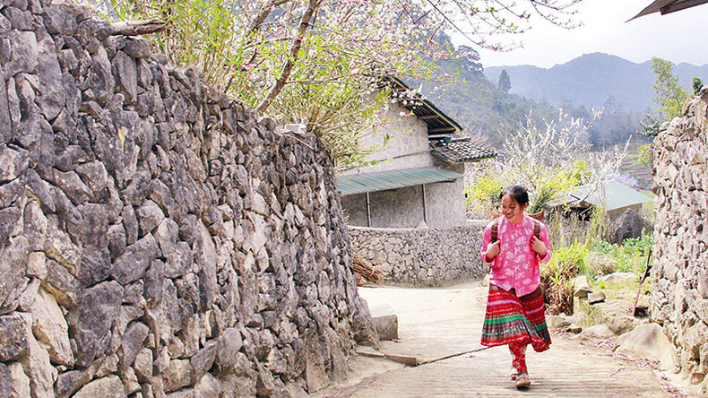 Местные жители сохраняют свою культуру в быту, а также традиционную домашнюю архитектуру. Местные жители сохраняют свою культуру в быту, а также традиционную домашнюю архитектуру.