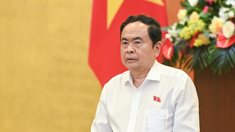 Председатель НС выступает на заседании.