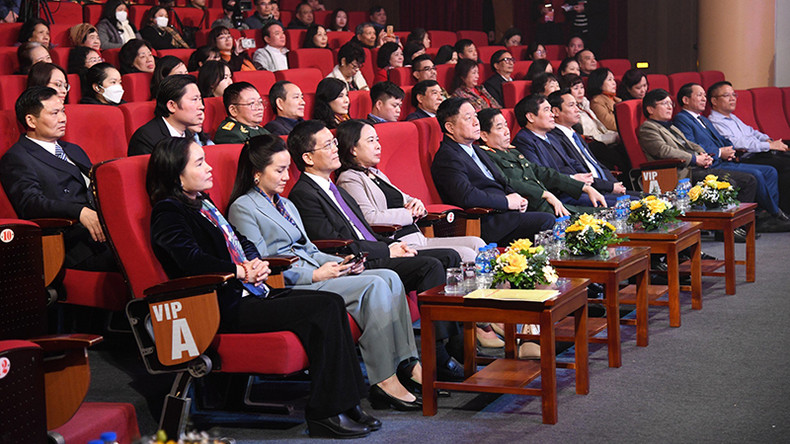 Делегаты на художественной программе, посвященной 94-й годовщины со дня основания КПВ. Делегаты на художественной программе, посвященной 94-й годовщины со дня основания КПВ.