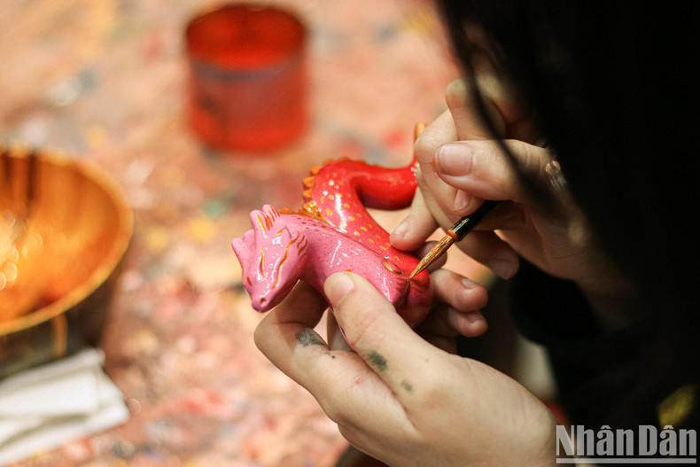 Эти маленькие драконы изготовлены из прессованного каменного порошка, раскрашены современной цветовой палитрой аэрозольных красок и вручную с использованием традиционного лака. Их создание вдохновлено узорами скульптур ручной работы, пропитанными вьетнамской народной культурой. Эти маленькие драконы изготовлены из прессованного каменного порошка, раскрашены современной цветовой палитрой аэрозольных красок и вручную с использованием традиционного лака. Их создание вдохновлено узорами скульптур ручной работы, пропитанными вьетнамской народной культурой.