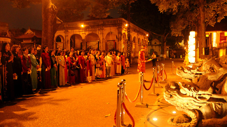 Церемония воскурения благовоний в честь императоров в храме Киньтхиен вызывает у посетителей много эмоций. Фото: Императорская цитадель Тханлонг